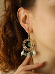 L'Atelier de Gaia Pozłacane kolczyki z kwarcem i perłami rozmiar: onesize. Białe kolczyki damskie L'Atelier de Gaia, z kwarcem, pozłacane, z zapięciem typu bigiel. Za 96.60 zł.