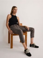 Jeansy mom fit ze zwierzęcym wzorem - wielobarwny. Jeansy damskie Reserved. W wyprzedaży za 99.99 zł.