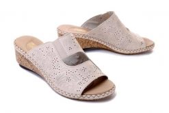 RIEKER 66191-60 beige, klapki damskie. Brązowe klapki damskie Rieker, w ażurowe wzory, ze skóry, bez obcasa, na koturnie, bez zapięcia. Za 173.94 zł.