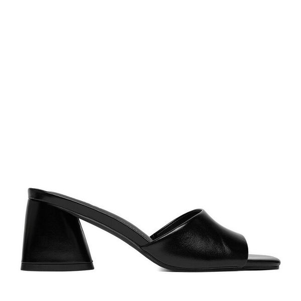 Klapki JENNY. Czarne klapki damskie Jenny, bez wzorów, bez obcasa, bez zapięcia. Za 119.99 zł.