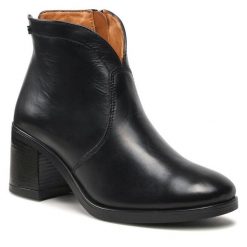 Botki Lasocki. Czarne botki damskie Lasocki, bez obcasa, na słupku, bez zapięcia. Za 269.99 zł.