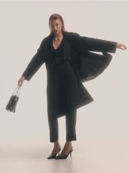 Dwurzędowy płaszcz z wełną - czarny. Czarne płaszcze damskie Reserved, l, bez wzorów, z tkaniny, bez kaptura. W wyprzedaży za 229.99 zł.