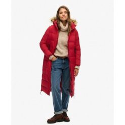 Długi pikowany płaszcz z kapturem z futerkiem sztucznym. Czerwone płaszcze damskie Superdry, bez wzorów, z kapturem. W wyprzedaży za 515.70 zł.