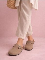 Klapki z klamrą z imitacji zamszu - beżowy. Brązowe klapki damskie Sinsay, bez wzorów, bez obcasa, bez zapięcia. Za 49.99 zł.