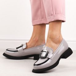 Szare skórzane mokasyny damskie Vinceza 63503. Szare mokasyny damskie VINCEZA, na jesień, z lakierowanej skóry, bez obcasa. Za 299.00 zł.