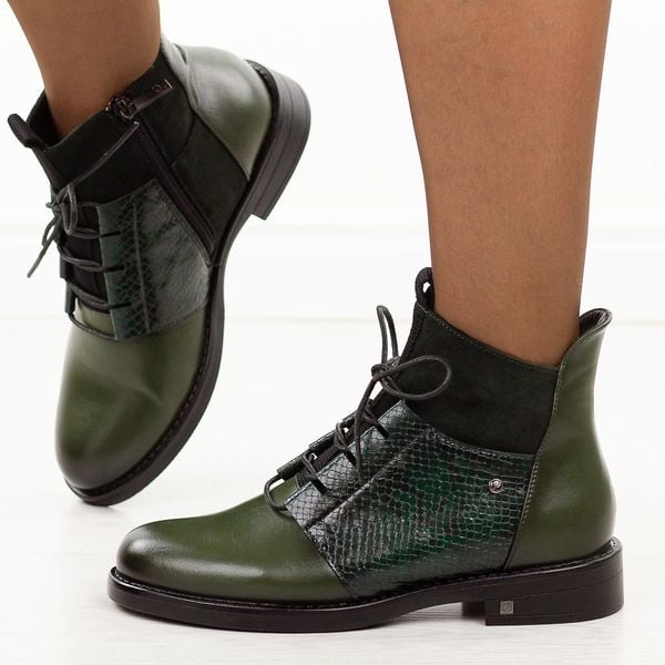 Zielone botki damskie Potocki 12688. Zielone botki damskie POTOCKI, na jesień, z jeansu, biznesowe, z okrągłym noskiem, bez obcasa, na płaskiej podeszwie, bez zapięcia. W wyprzedaży za 188.34 zł.