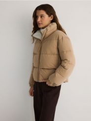 Pikowana kurtka z wysoką stójką - beżowy. Brązowe kurtki damskie Reserved, l, bez wzorów, z tkaniny, bez kaptura. W wyprzedaży za 79.99 zł.