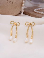 Pierres delicates Pozłacane kolczyki-wkrętki z perłami syntetycznymi rozmiar: onesize. Żółte kolczyki damskie Pierres delicates, z perłą, pozłacane. Za 91.99 zł.