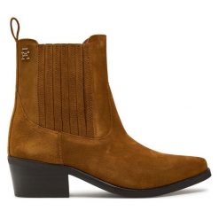 Botki Tommy Hilfiger. Brązowe botki damskie Tommy Hilfiger, bez obcasa, na słupku, bez zapięcia. Za 369.99 zł.