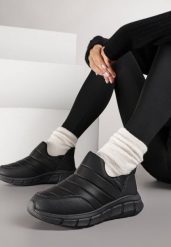 Czarne Pikowane Sneakersy Śniegowce na Grubej Tłoczonej Platformie Verta. Czarne obuwie sportowe damskie Born2be, z jeansu, bez zapięcia. Za 69.99 zł.