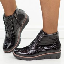 Czarne botki damskie na koturnie Filippo Dbt3169/26. Czarne botki damskie Filippo, na jesień, z dzianiny, eleganckie, z okrągłym noskiem, bez obcasa, na koturnie, bez zapięcia. W wyprzedaży za 287.10 zł.