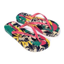 Japonki damskie Ipanema Graffiti III. Czerwone klapki damskie Ipanema, bez wzorów, z materiału, bez obcasa, bez zapięcia. Za 59.99 zł.