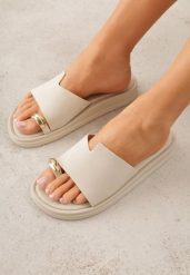 Beżowe Klapki Japonki Ozdobione Aplikacją na Palcu Noevianna. Brązowe klapki damskie Renee, z aplikacjami, z jeansu, bez obcasa, na płaskiej podeszwie, bez zapięcia. Za 89.99 zł.