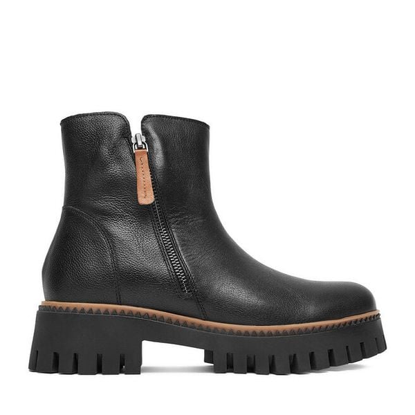 Botki Lasocki. Czarne botki damskie Lasocki, bez obcasa, na płaskiej podeszwie, bez zapięcia. Za 279.99 zł.