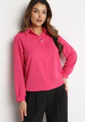 Różowa Bluzka z Kołnierzem i Ozdobną Broszką z Perłą Klaviona. Czerwone bluzki damskie Born2be, bez wzorów, klasyczne, bez kołnierzyka, bez ramiączek. Za 69.99 zł.