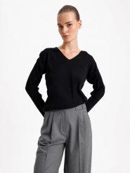 BGN Sweter w kolorze czarnym rozmiar: 38. Czarne swetry klasyczne damskie BGN, bez kołnierzyka. Za 105.38 zł.