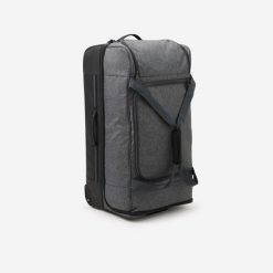 Torba podróżna na kółkach Kipsta Essential 105L. Czarne torby podróżne Decathlon, bez wzorów, z materiału. Za 349.99 zł.