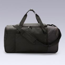 Torba sportowa Kipsta Essential 55 l. Czarne torby podróżne Decathlon, bez wzorów, z materiału. Za 59.99 zł.
