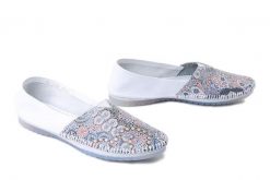 MACIEJKA 1930W-66/00-0 biały + etniczne wzory, baleriny damskie. Białe balerinki damskie Maciejka, bez wzorów, ze skóry. Za 219.90 zł.