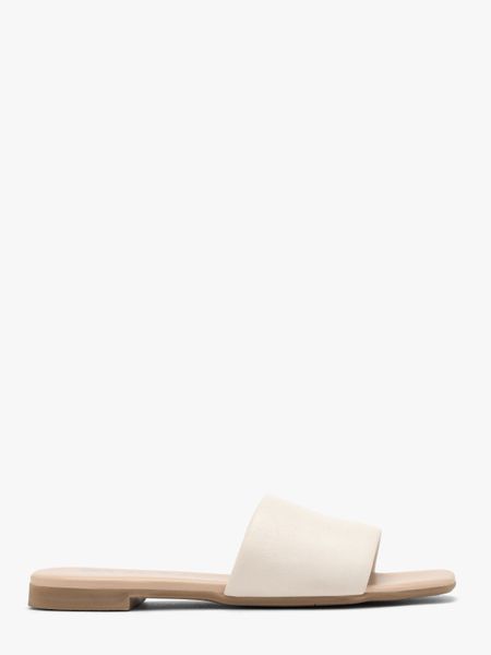 Kremowe płaskie klapki. Brązowe klapki damskie Ryłko, bez wzorów, ze skóry, bez obcasa, na płaskiej podeszwie, bez zapięcia. W wyprzedaży za 199.99 zł.