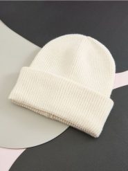 Czapka basic - kremowy. Białe czapki damskie Sinsay, bez wzorów, z materiału. Za 19.99 zł.