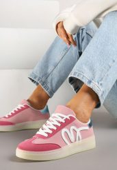 Różowe Sneakersy Kultowe Tenisówki Zdobione Abstrakcyjną Aplikacją Fendiva. Czerwone obuwie sportowe damskie Renee, z aplikacjami, z jeansu, bez zapięcia. Za 74.99 zł.