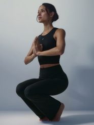 4F Crop top do jogi szybkoschnący damski - czarny M. Czarne koszulki sportowe damskie 4F, l, bez wzorów, z materiału, bez ramiączek, na fitness i siłownię. Za 129.99 zł.