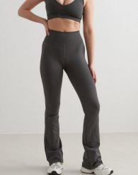 Damskie legginsy bezszwowe rozszerzane, squat proof Shape Seamless ciemnoszare. Szare legginsy damskie Aim'n, m, bez wzorów, z dzianiny. Za 344.00 zł.