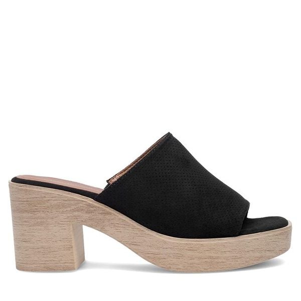 Klapki Clara Barson. Czarne klapki damskie Clara Barson, bez wzorów, bez obcasa, bez zapięcia. Za 69.99 zł.