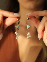 Pierres de Jade Pozłacane kolczyki-wkrętki z perłami rozmiar: onesize. Białe kolczyki damskie Pierres de Jade, z perłą, pozłacane. Za 43.99 zł.