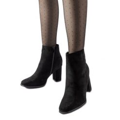 Czarne botki na słupku Torricelli. Czarne botki damskie na zimę, z tworzywa sztucznego, eleganckie, bez obcasa, na słupku, bez zapięcia. Za 264.38 zł.