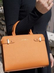 ATELIERS SAINT GERMAIN Skórzana torebka w kolorze karmelowym - 25,5 x 19,5 x 10,5 cm rozmiar: onesize. Brązowe torebki klasyczne damskie ATELIERS SAINT GERMAIN, z materiału, przez ramię, bez dodatków. Za 565.99 zł.