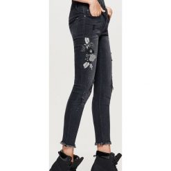 Jeansy SLIM - Czarny. Czarne jeansy damskie Cropp. W wyprzedaży za 59.99 zł.