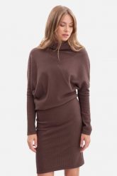 Bawełniana ołówkowa sukienka z dzianiny zbluzowana brąz. Sukienki damskie Bewear, bez wzorów, z bawełny, biznesowe, bez ramiączek. Za 239.00 zł.