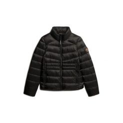 Damska kurtka puchowa Superdry Fuji. Czarne kurtki damskie Superdry, na zimę, bez wzorów, z puchu, bez kaptura. W wyprzedaży za 551.35 zł.