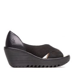 Półbuty Fly London. Czarne czółenka damskie Fly London, bez wzorów, bez obcasa, na koturnie. Za 381.99 zł.