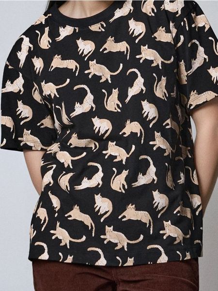 Koszulka z motywem kotów - czarny. Czarne koszulki damskie Sinsay, l, bez wzorów, bez kołnierzyka, bez ramiączek. Za 25.99 zł.