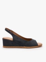 Granatowe sandały na koturnie. Niebieskie sandały damskie Ryłko, bez wzorów, ze skóry, z okrągłym noskiem, bez obcasa, na koturnie, bez zapięcia. Za 399.99 zł.