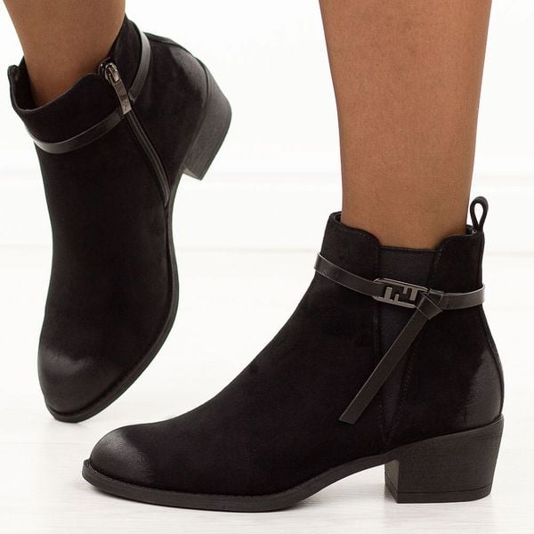 Czarne zamszowe botki damskie Potocki 12724. Czarne botki damskie POTOCKI, na jesień, z gumy, boho, z okrągłym noskiem, bez obcasa, na obcasie, bez zapięcia. W wyprzedaży za 197.10 zł.