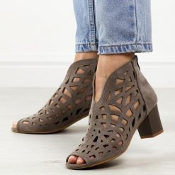 C. Brązowe sandały damskie na obcasie z zakrytą piętą M.Daszyński 1954-15. Brązowe sandały damskie M.Daszyński, w ażurowe wzory, z zamszu, bez obcasa, na obcasie, bez zapięcia. W wyprzedaży za 152.15 zł.