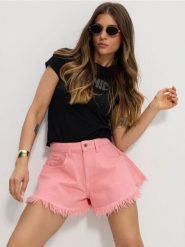 Szorty jeansowe high waist z postrzępioną nogawką - różowy. Czerwone spodenki sportowe damskie Sinsay, l, bez wzorów, z jeansu, z podwyższonym stanem. W wyprzedaży za 27.99 zł.