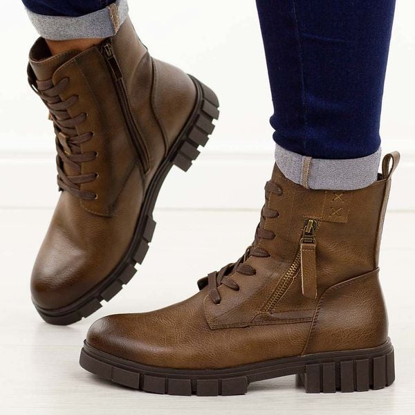 Brązowe botki damskie na traperze Potocki 19321. Brązowe botki damskie POTOCKI, na jesień, z jeansu, eleganckie, z okrągłym noskiem, bez obcasa, bez zapięcia. W wyprzedaży za 212.97 zł.