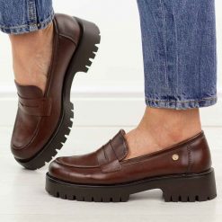 Brązowe skórzane mokasyny damskie na traperze Vinceza 18125. Brązowe mokasyny damskie VINCEZA, na jesień, z jeansu, z okrągłym noskiem, bez obcasa. W wyprzedaży za 192.72 zł.