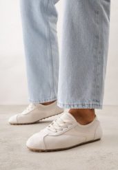 Beżowe Sneakersy Kultowe Tenisówki Y2K z Imitacji Zamszu Nerialle. Brązowe obuwie sportowe damskie Renee, z koronki, bez zapięcia, tenisowe. Za 79.99 zł.