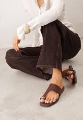 Brązowe Klapki VICES w Typie Japonek z Ozdobą na Dużym Palcu Ettelhe. Brązowe klapki damskie Renee, z aplikacjami, z jeansu, bez obcasa, na płaskiej podeszwie, bez zapięcia. Za 59.99 zł.