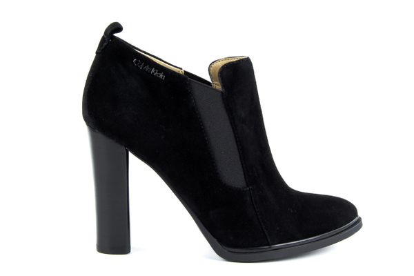 Botki Calvin Klein Jalene Black, Czarny, Skóra naturalna - 40. Czarne botki damskie Calvin Klein, ze skóry, klasyczne, bez obcasa, na słupku, bez zapięcia. W wyprzedaży za 431.10 zł.