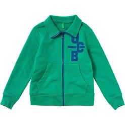 Bluza w kolorze zielonym. Zielone bluzy niemowlęce Benetton, z nadrukiem, z dzianiny, ze stójką. W wyprzedaży za 35.95 zł.