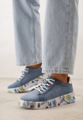 Niebieskie Sneakersy ze Skóry Naturalnej z Perforacją i Motywem Piór Riosinda. Niebieskie obuwie sportowe damskie Born2be, z dresówki, bez zapięcia. Za 179.99 zł.