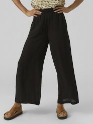 Vero Moda Spodnie w kolorze czarnym rozmiar: XS. Czarne spodnie materiałowe damskie Vero Moda, bez wzorów, z materiału. Za 109.78 zł.