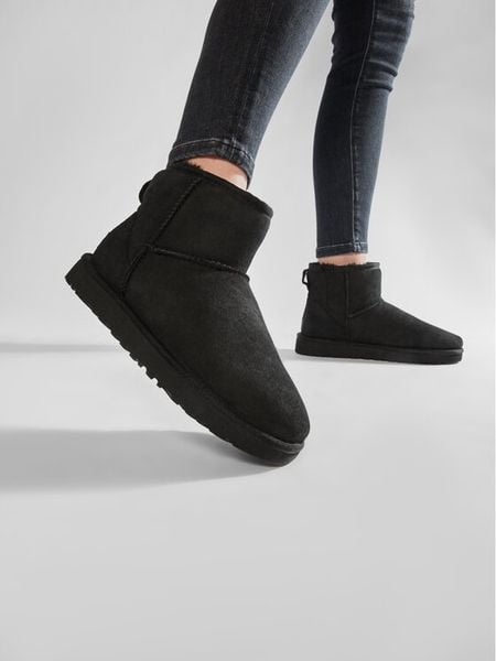 Ugg Śniegowce W Classic Mini II 1016222 Czarny. Czarne śniegowce damskie Ugg, ze skóry. Za 709.99 zł.
